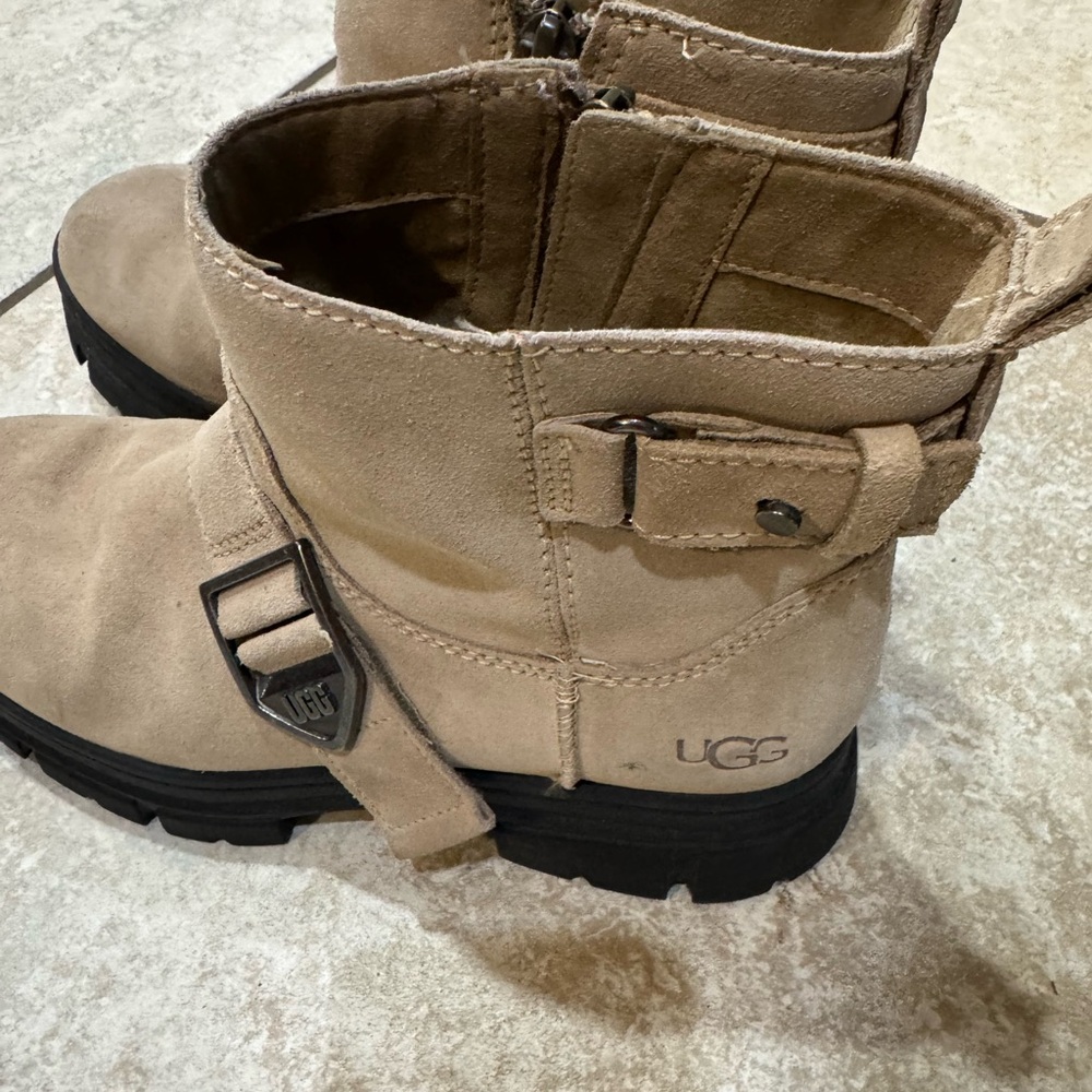 UGG Black and Tan Sole Boots - Picture 6 of 9